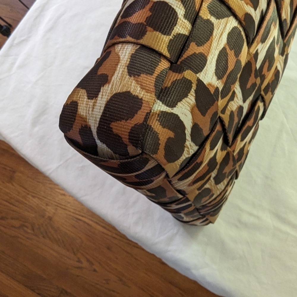 Harveys Snow Leopard (Old Style) Mini Messenger Bag - Picture 11 of 11